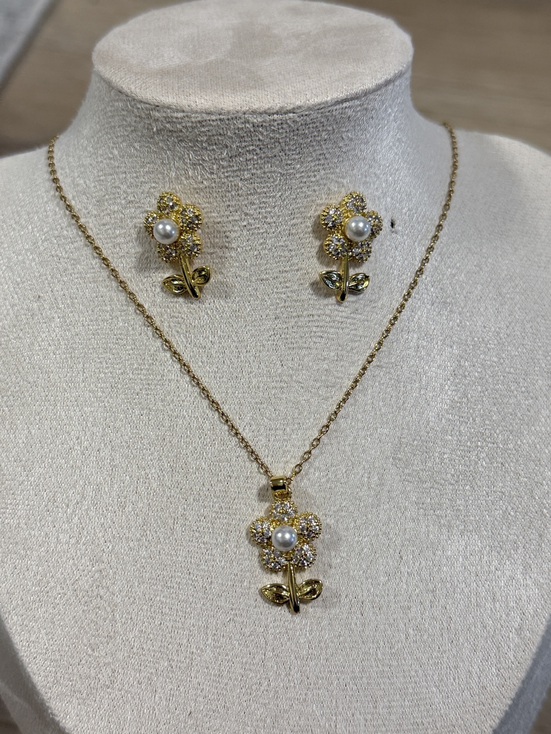 Gold Flower Necklace and Earrings Set - photo 2