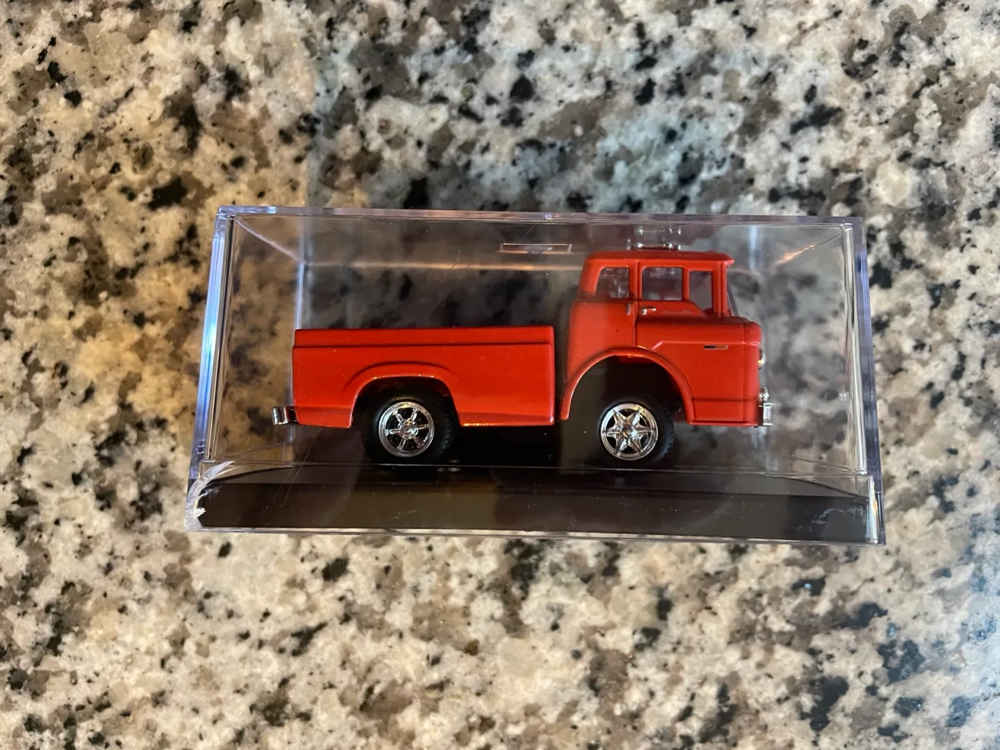 M2 Machines 1960 Ford C600 diecast model truck image indicator(3)