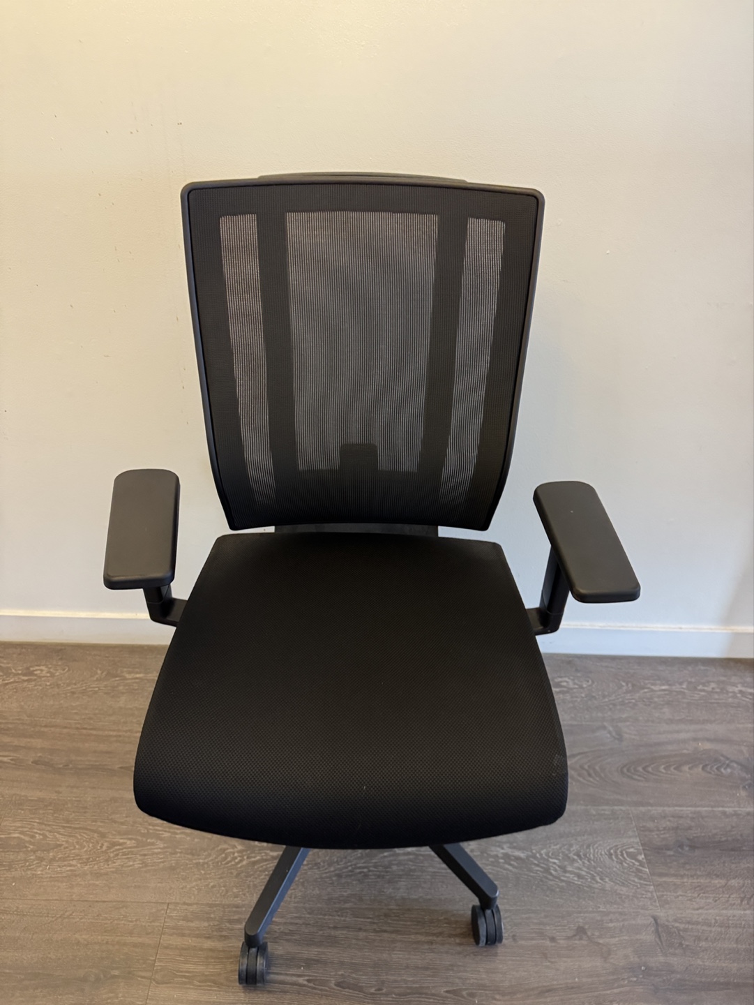 Vari Black ergonomic Chair