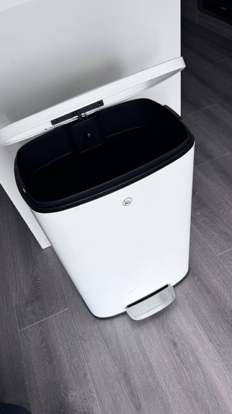 White Kitchen Step Trash Can - photo 2