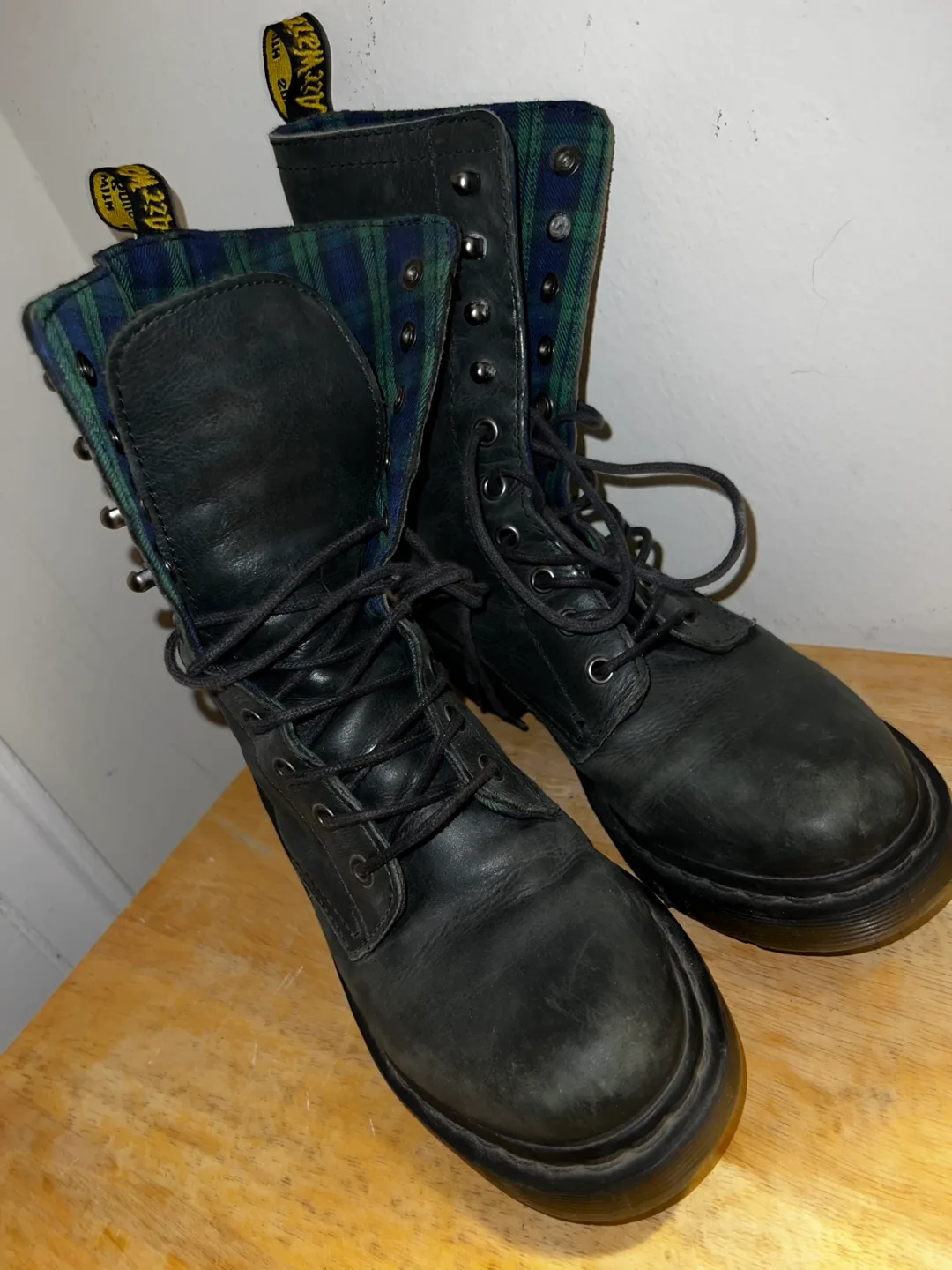 8US Dr. Martens Dark Green Leather Boots Plaid Interior image indicator(2)