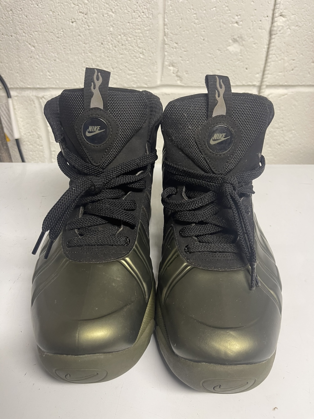Nike Air  Medium Olive Black Sneakers Size 10  618056-200