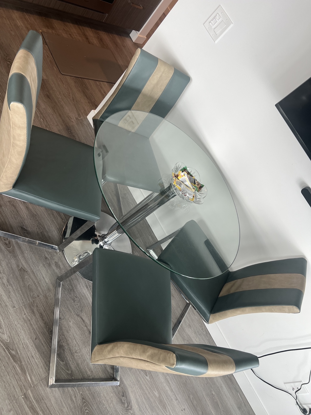 Glass-top dining table with four leather chairs - photo 4