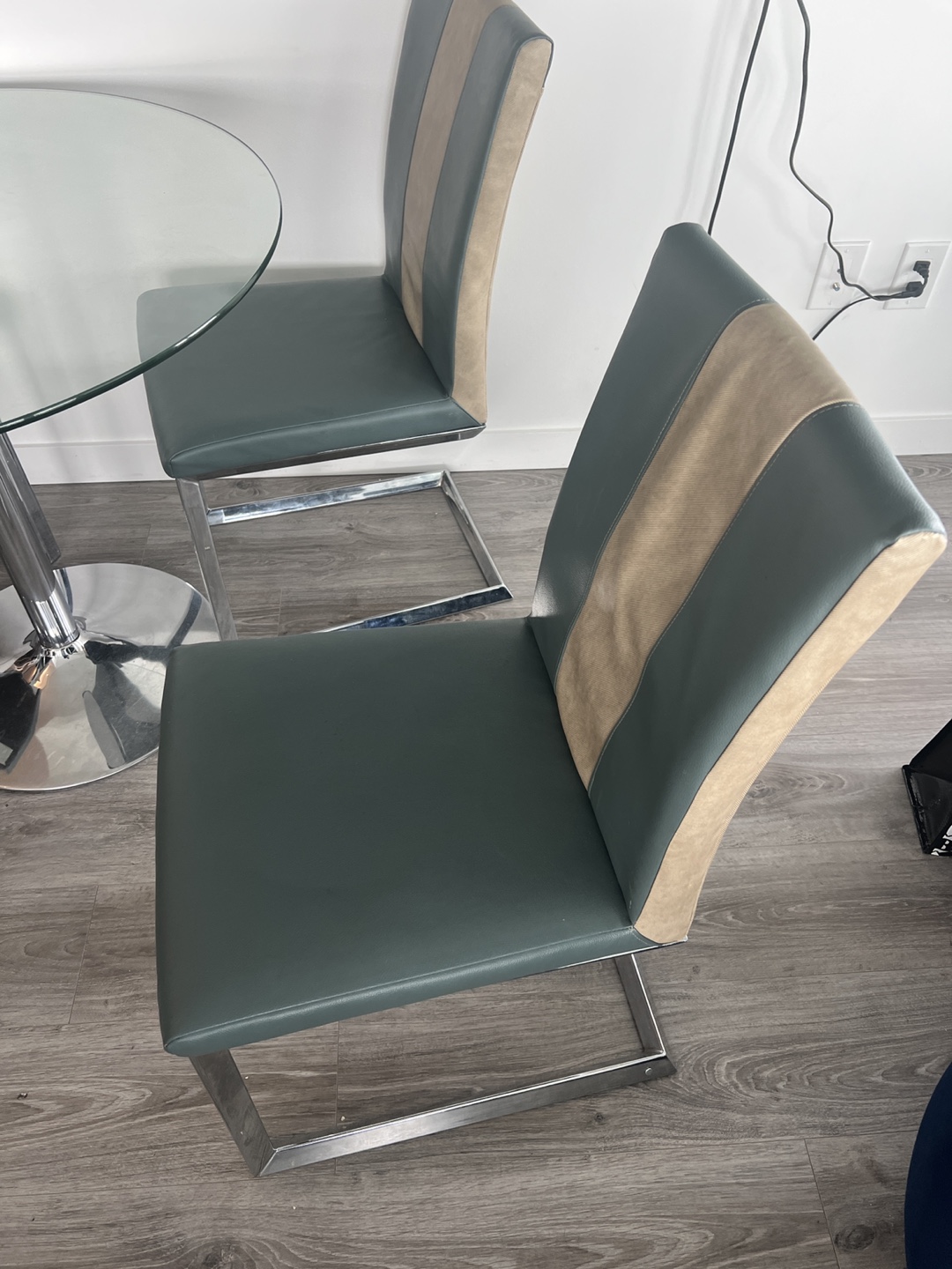 Glass-top dining table with four leather chairs - photo 2