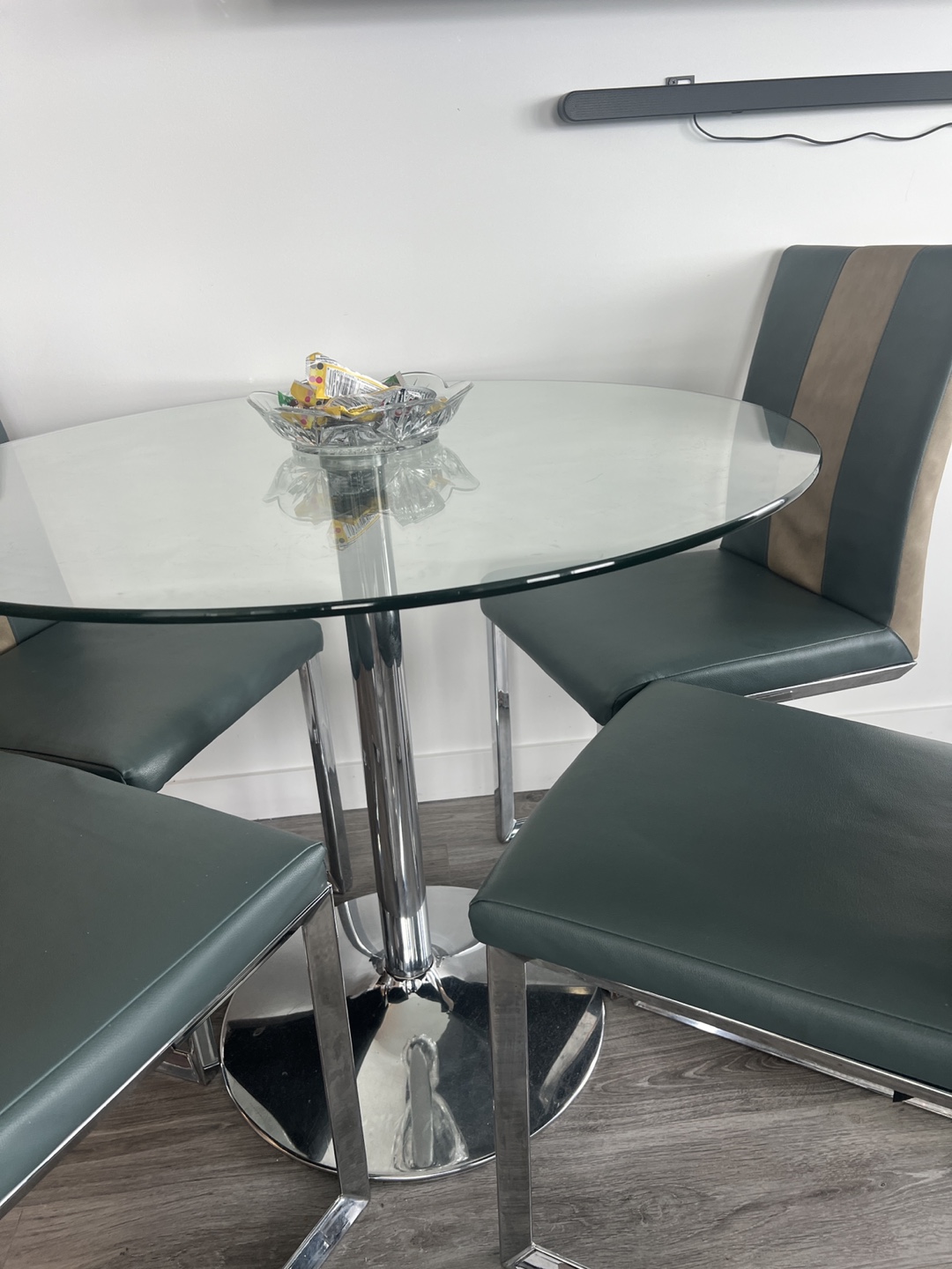 Glass-top dining table with four leather chairs - photo 3