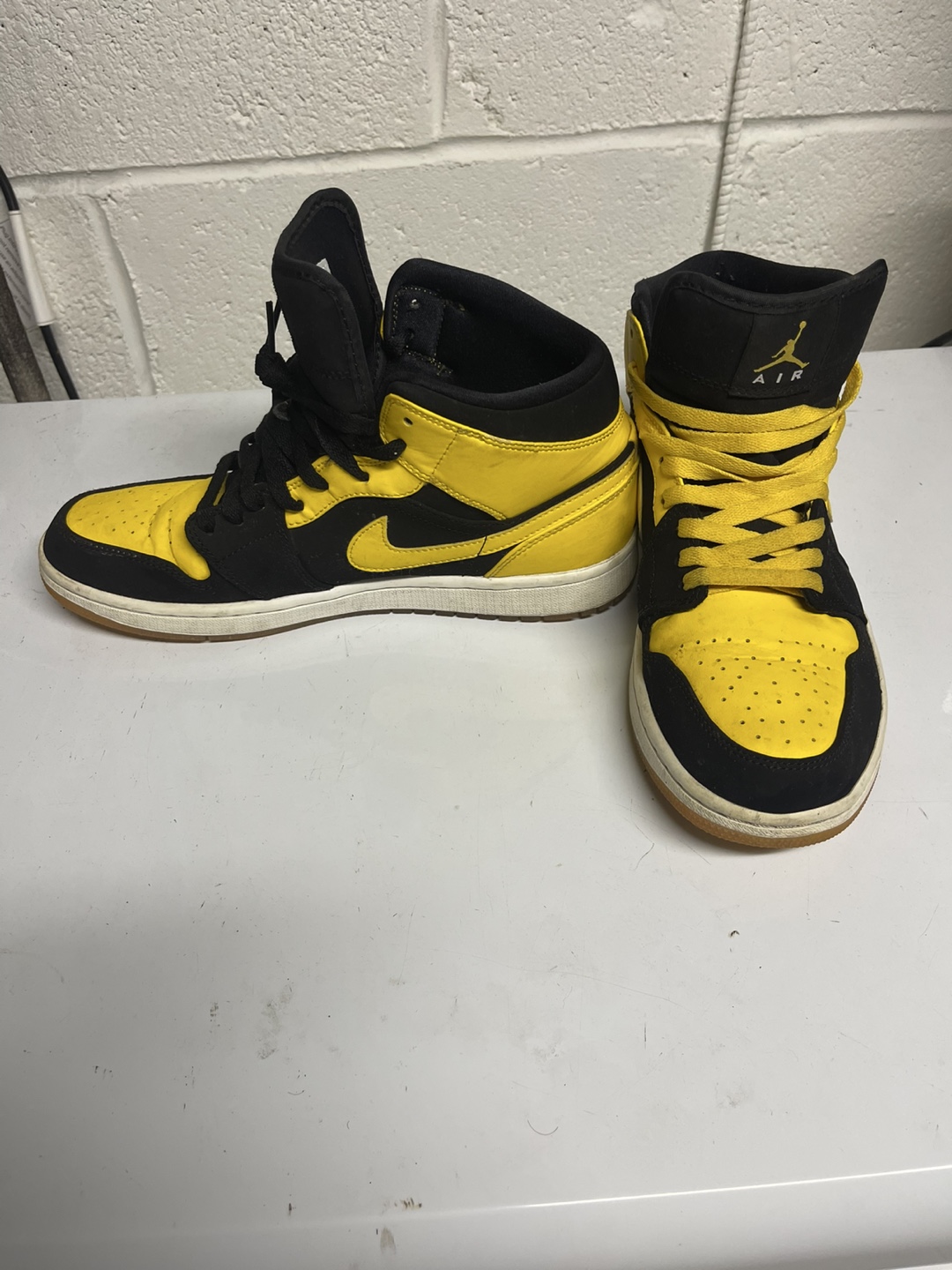 Air Jordan 1 Mid Yellow Black Mens Size 10 - photo 2
