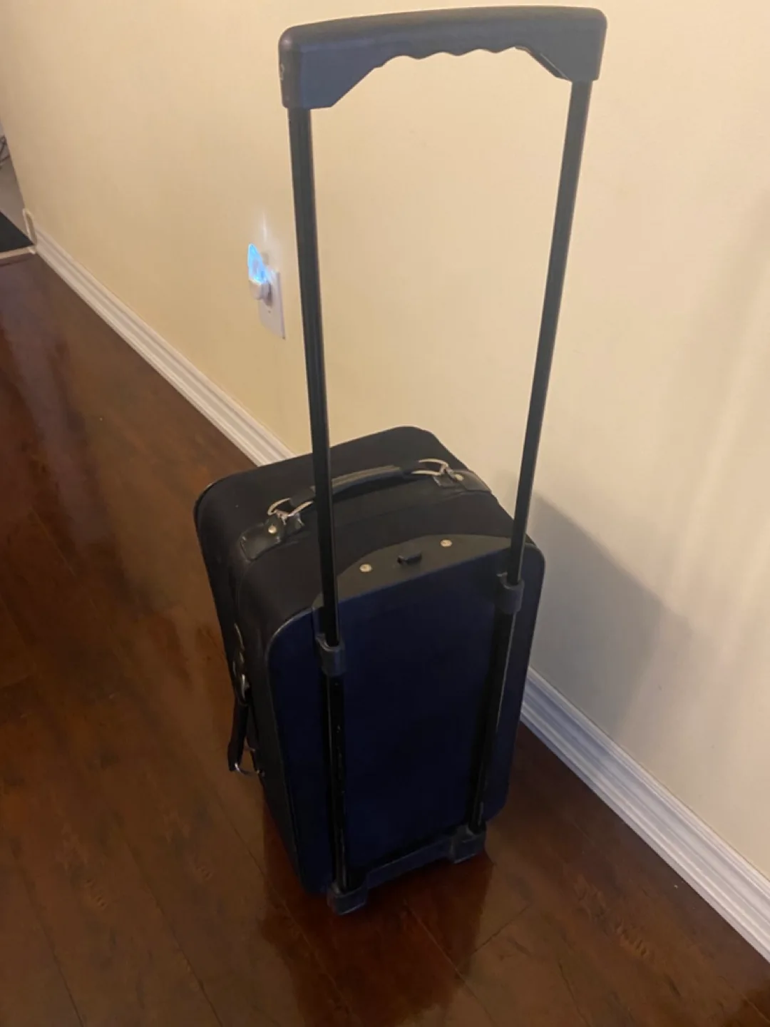 Black Rolling Carry-On Suitcase 💚 image indicator(4)