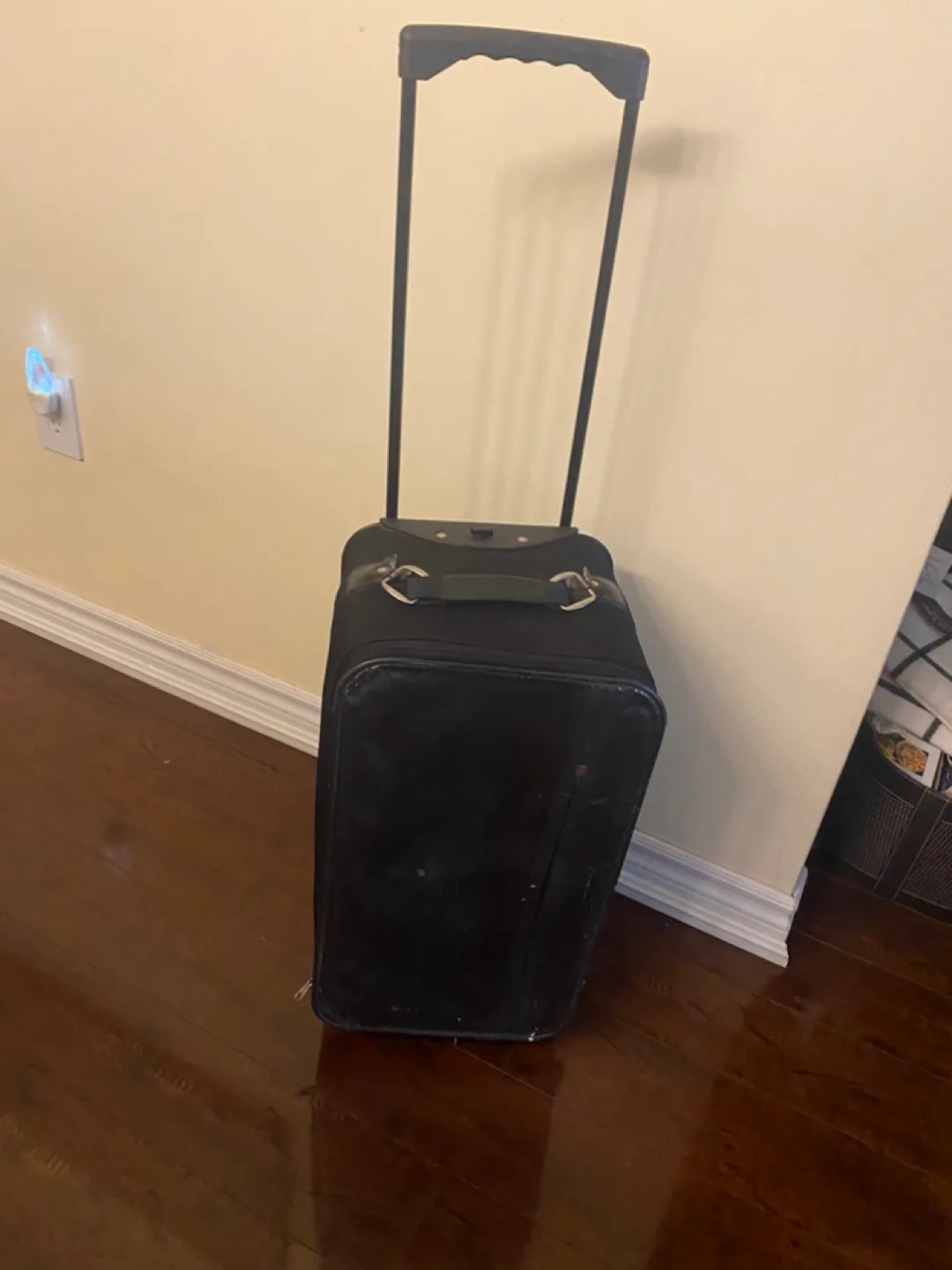 Black Rolling Carry-On Suitcase 💚 image indicator(5)