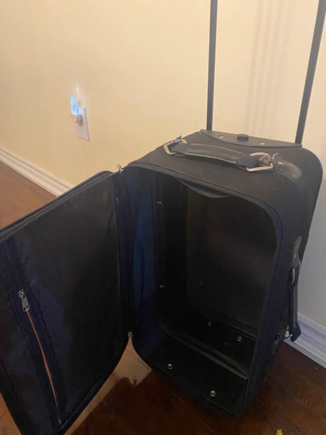 Black Rolling Carry-On Suitcase 💚 image indicator(3)