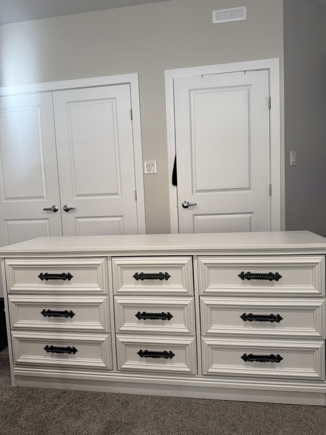White dresser with eight drawers - photo 4