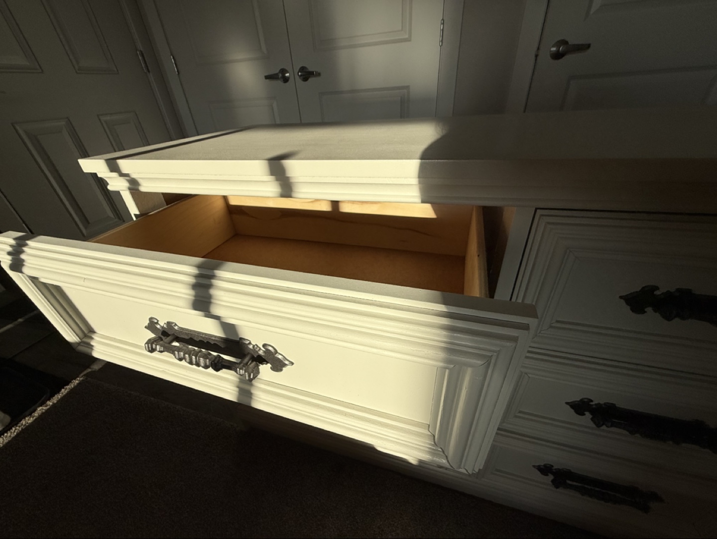 White dresser with eight drawers - photo 5