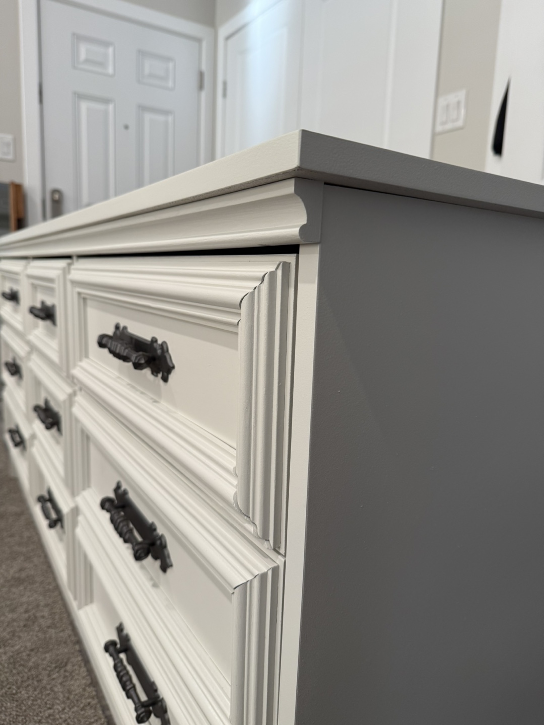 White dresser with eight drawers - photo 2