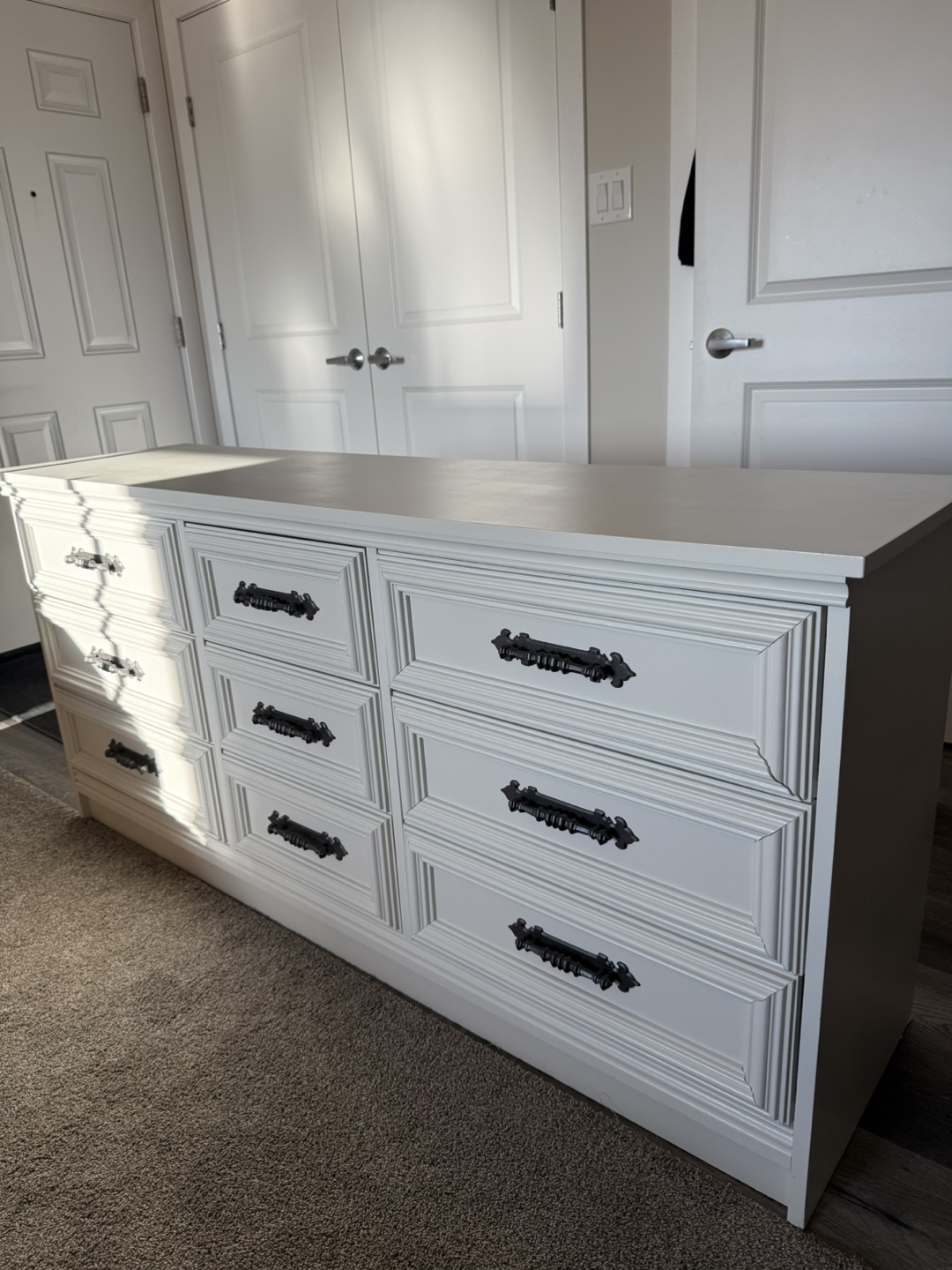 White dresser with eight drawers - photo 3