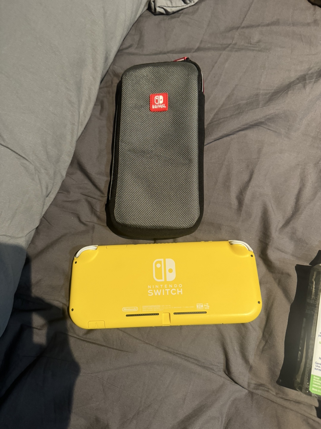 Nintendo Switch Lite - Yellow mint condition with carrying case - photo 3