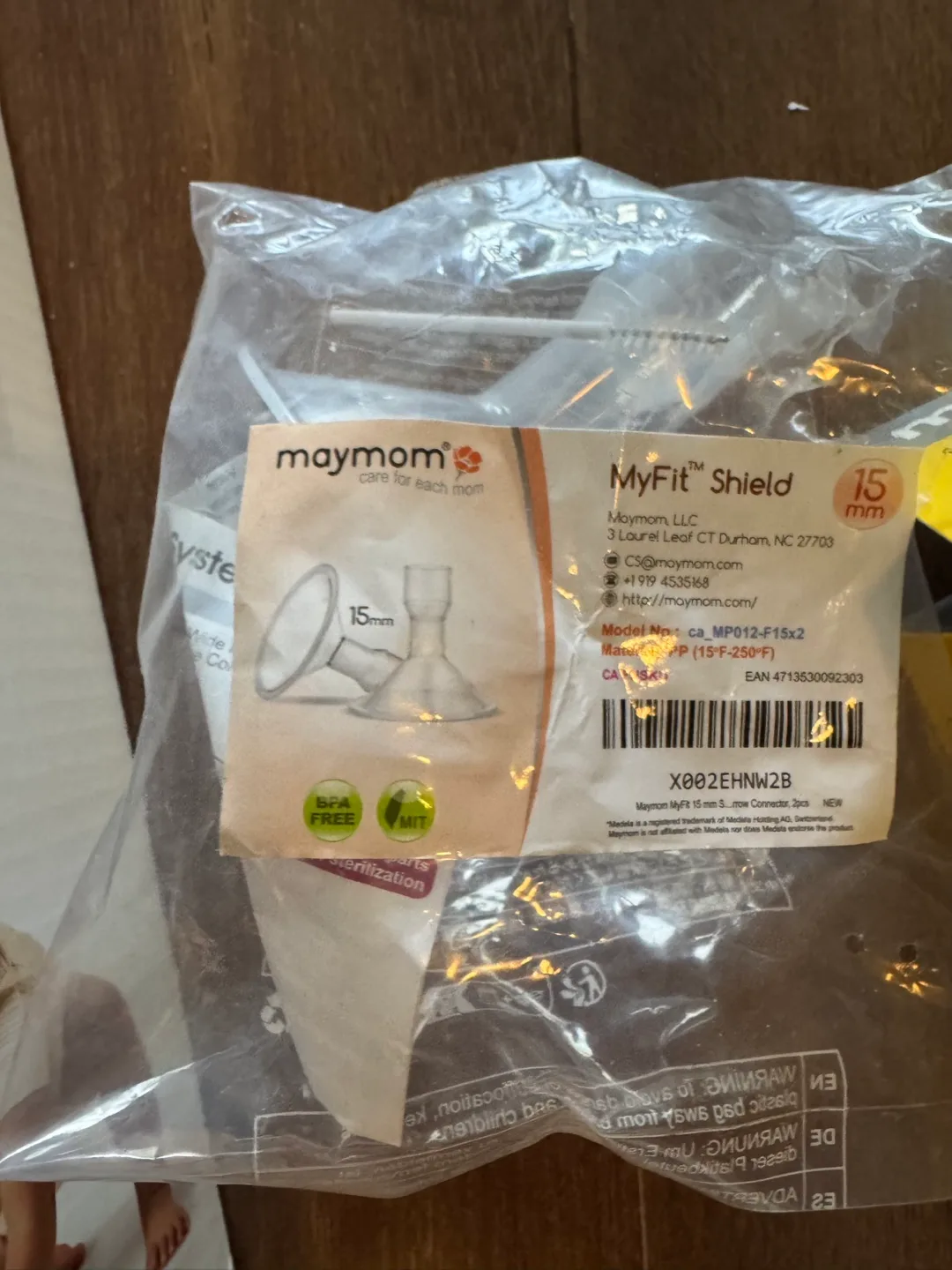 Medela manual pump, extra Maymom shields and nursing pads image indicator(2)