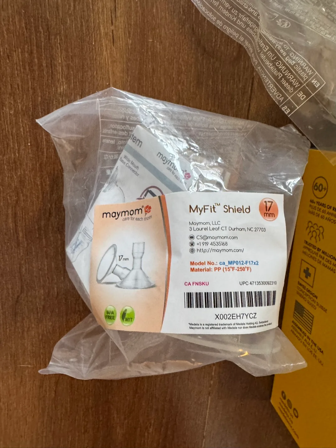 Medela manual pump, extra Maymom shields and nursing pads image indicator(3)