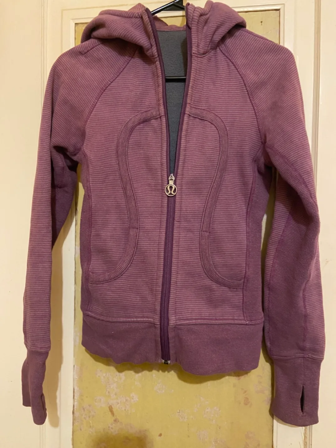 Lululemon zipper hoodie szXS (2) image indicator(4)