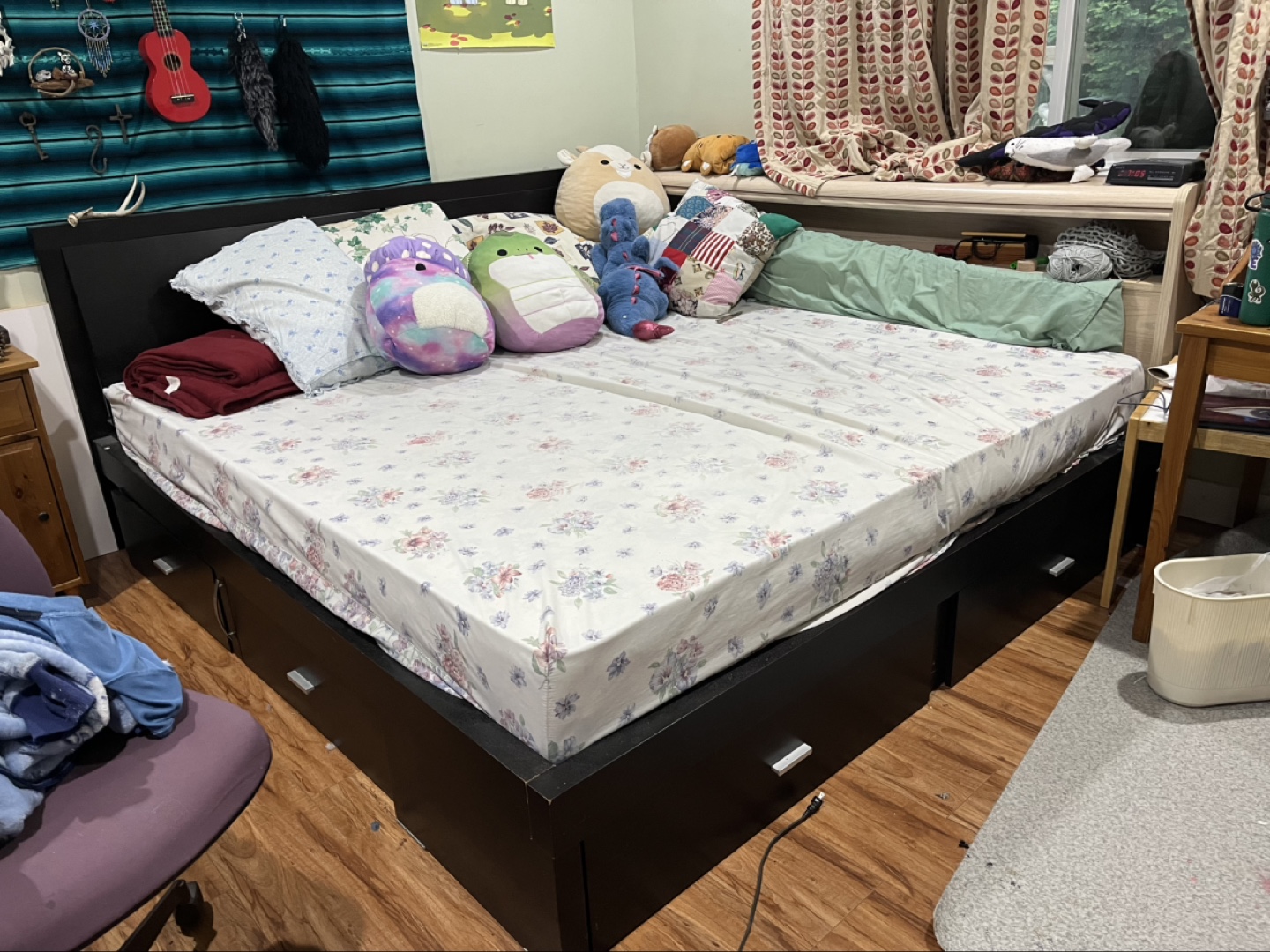 King Size Platform Bed with 4 Drawers