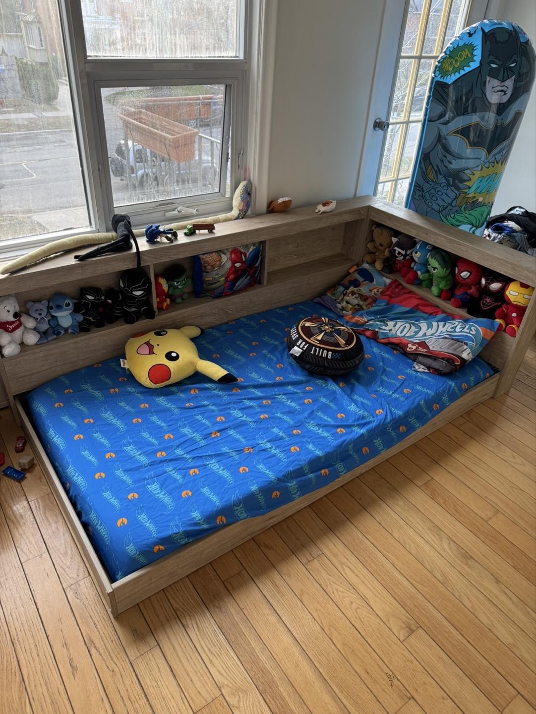 Twin Daybed with Built-in Bookshelves