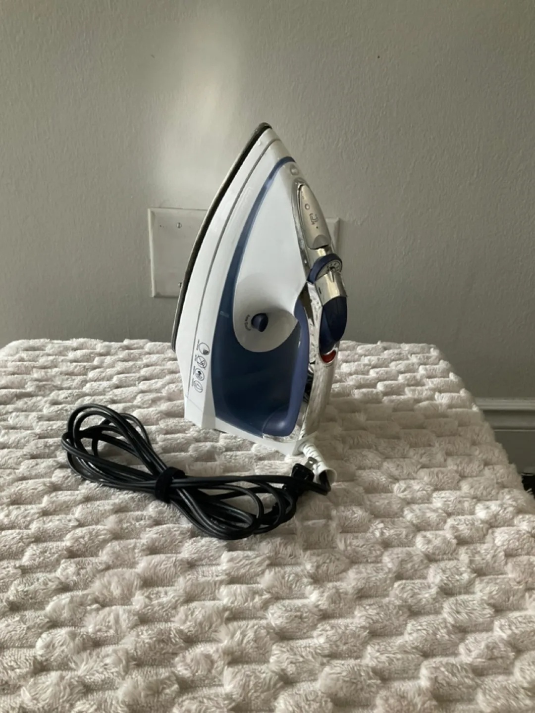 Black+Decker Steam Iron thumbnail