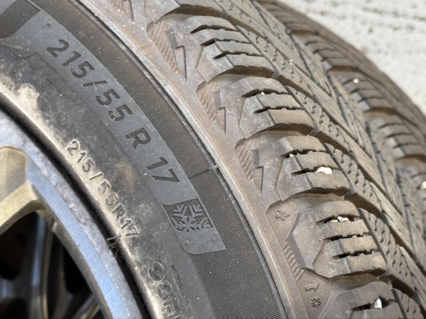 Michelin Winter Tires on 17" Alloy Rims - photo 5