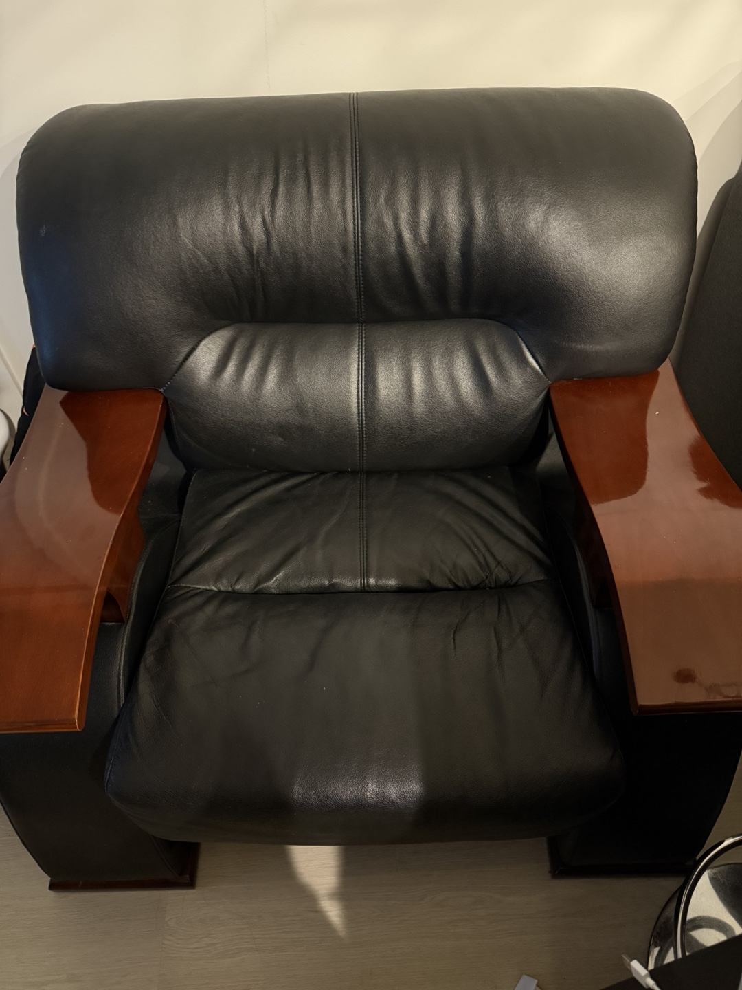 Black Leather Accent Chair with Wood Arms💚