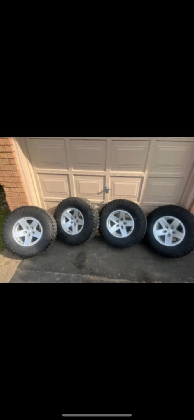 Jeep Wrangler 17" Wheels and Tires image indicator(4)