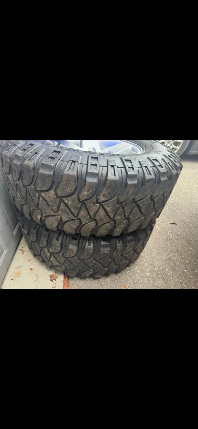 Jeep Wrangler 17" Wheels and Tires image indicator(2)