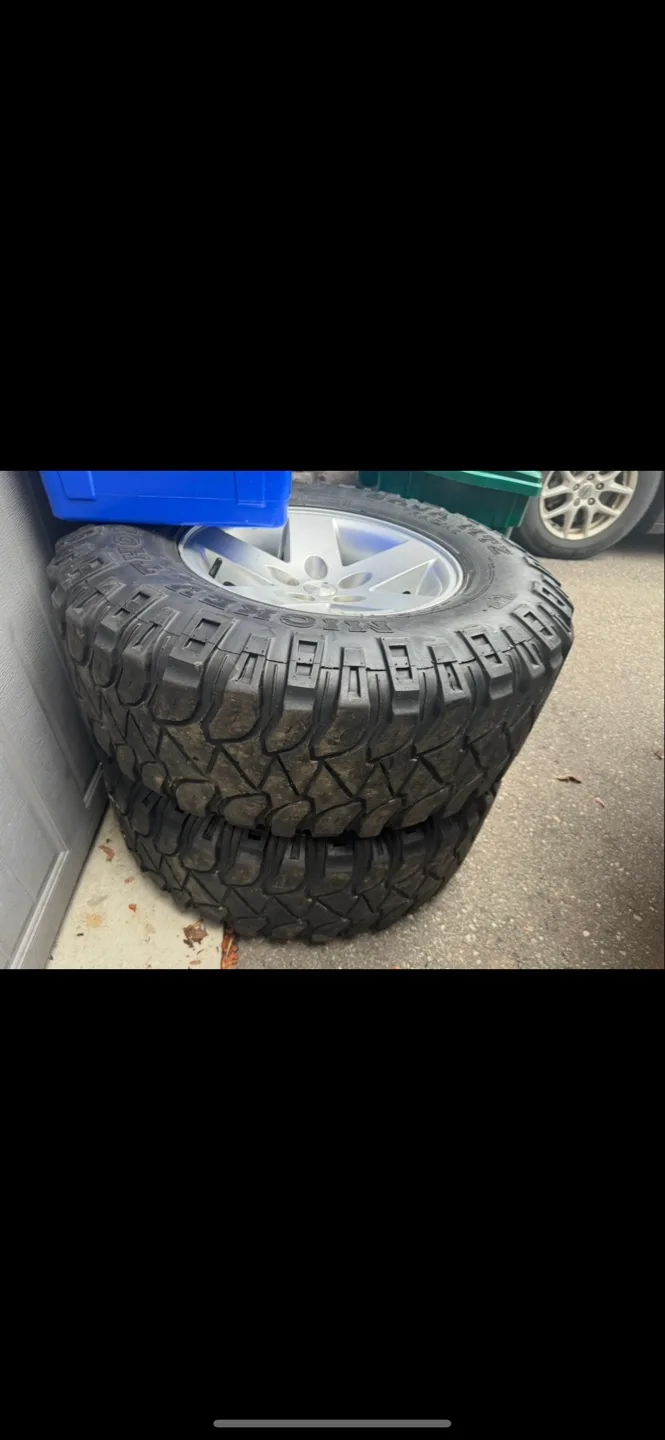 Jeep Wrangler 17" Wheels and Tires image indicator(3)