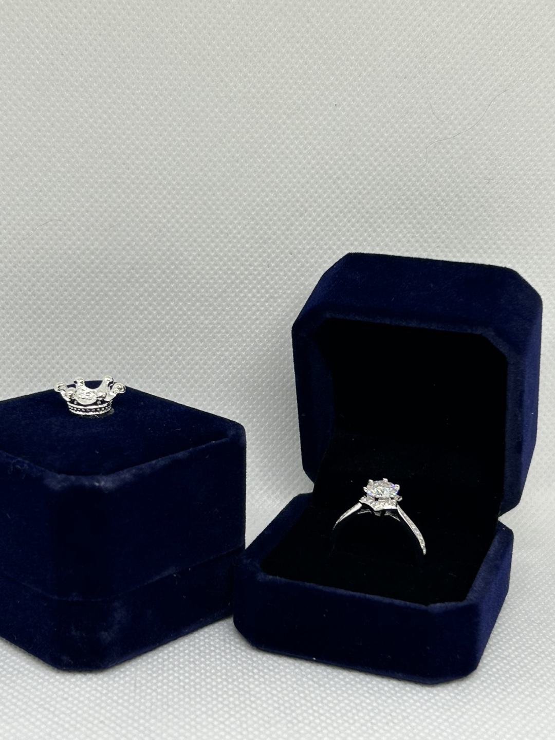 Elegant Solitaire Moissanite Diamond Ring with Accents - photo 2