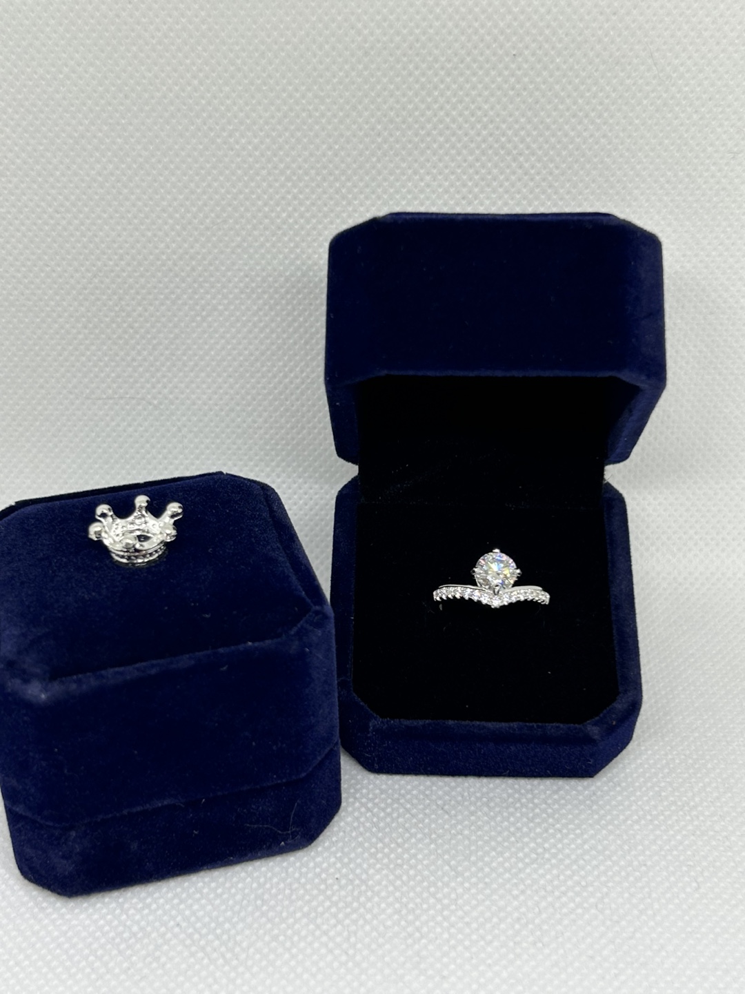 Stunning V Solitaire Moissanite Diamond Ring with Crown Charm - photo 4