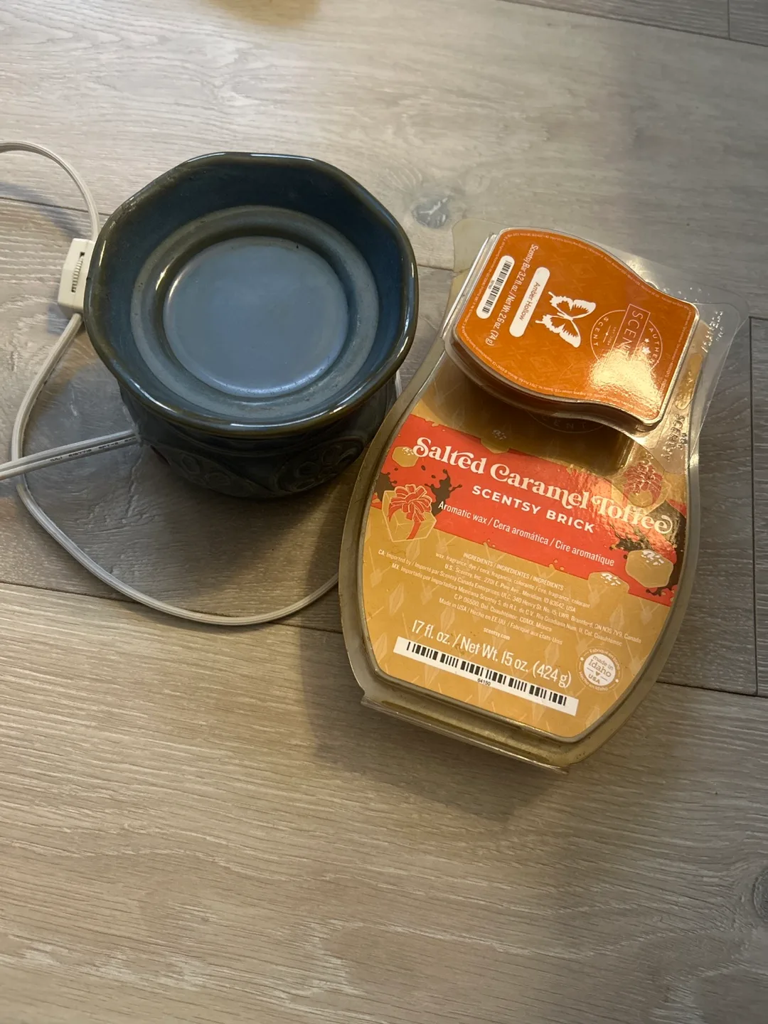 Scentsy Wax Warmer and Wax Bricks thumbnail