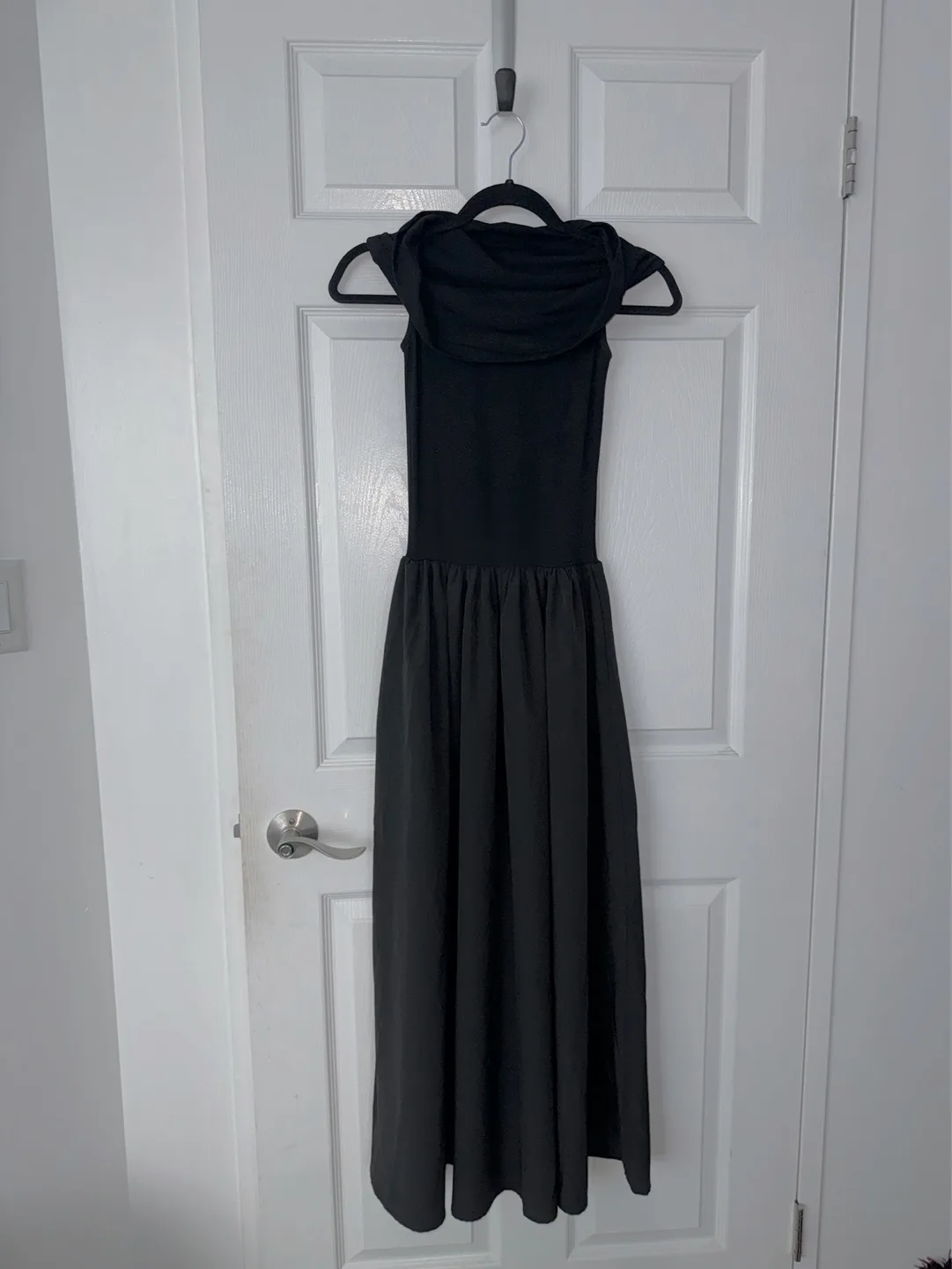 Black Off-the-Shoulder Maxi Dress with Pockets for Spring 💚 thumbnail