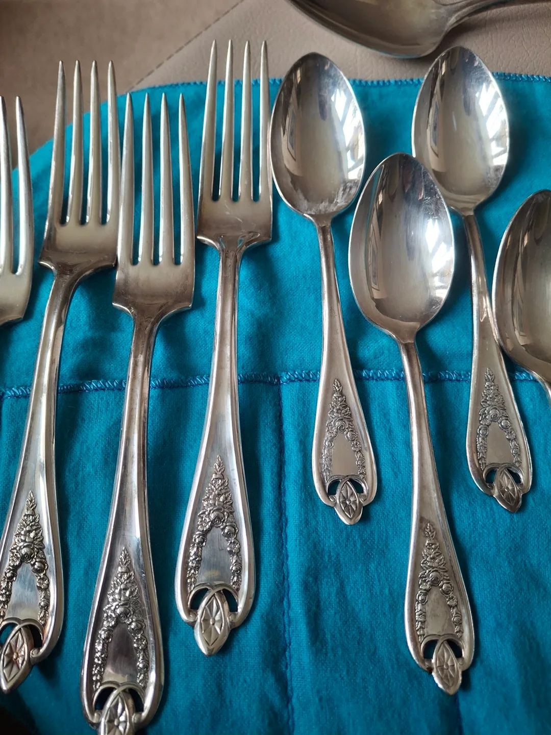 Rogers Brothers silver plated flatware. XS Triple, Old Colony image indicator(6)