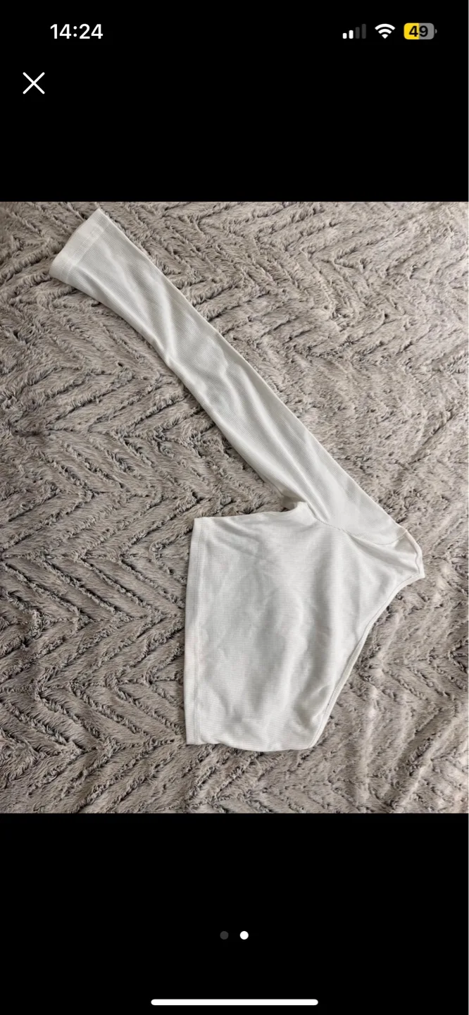 White one-shoulder crop top NEW image indicator(2)