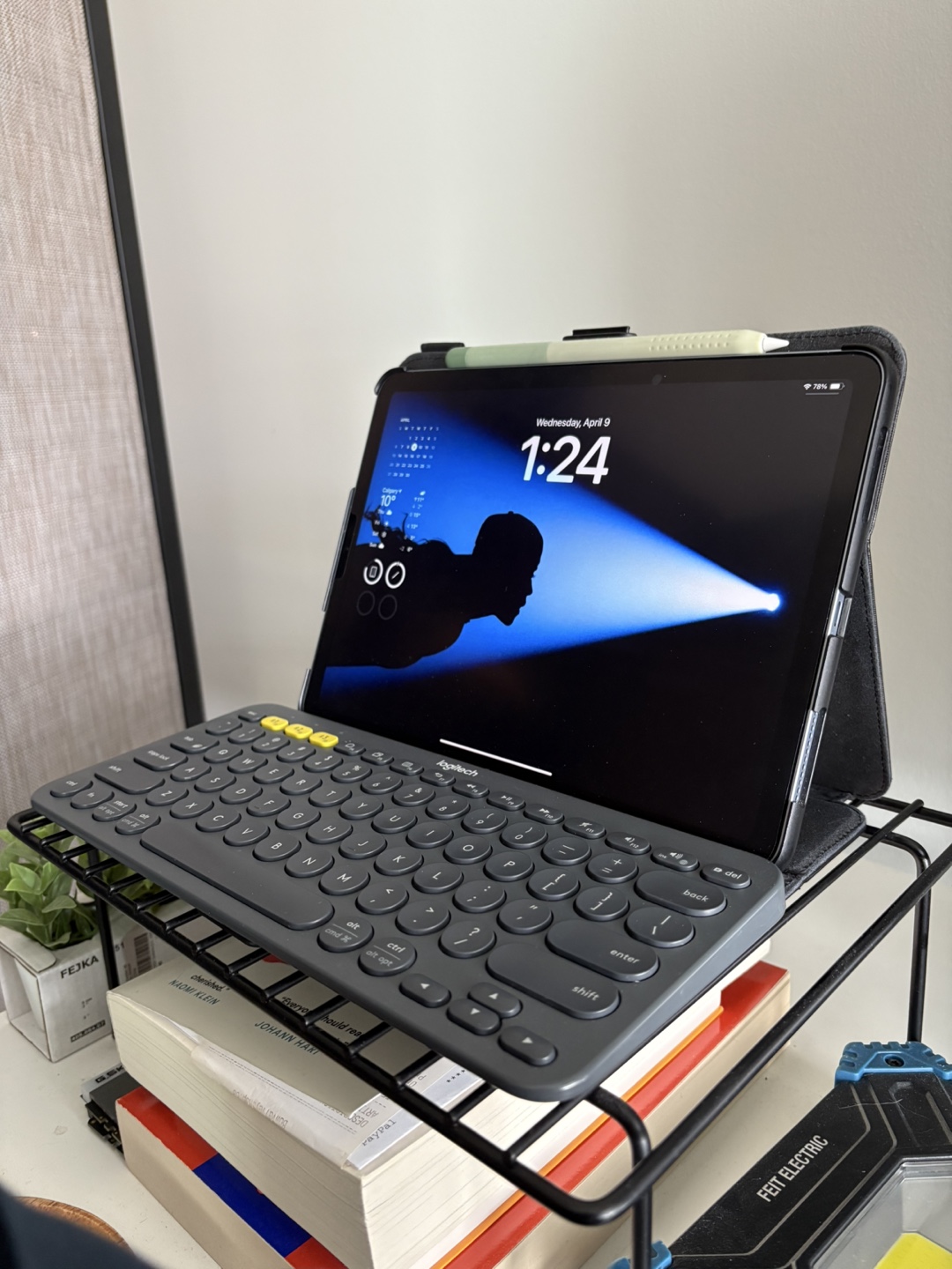 iPad Air (4th generation) with Logitech Keyboard Folio