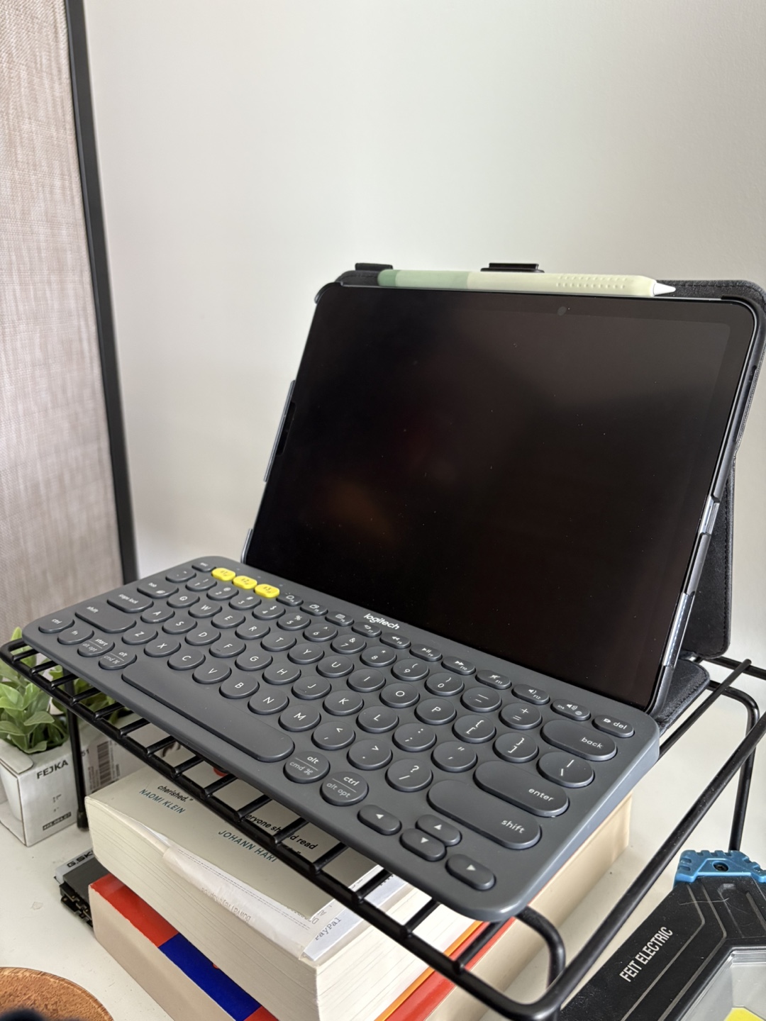 iPad Air (4th generation) with Logitech Keyboard Folio - photo 2