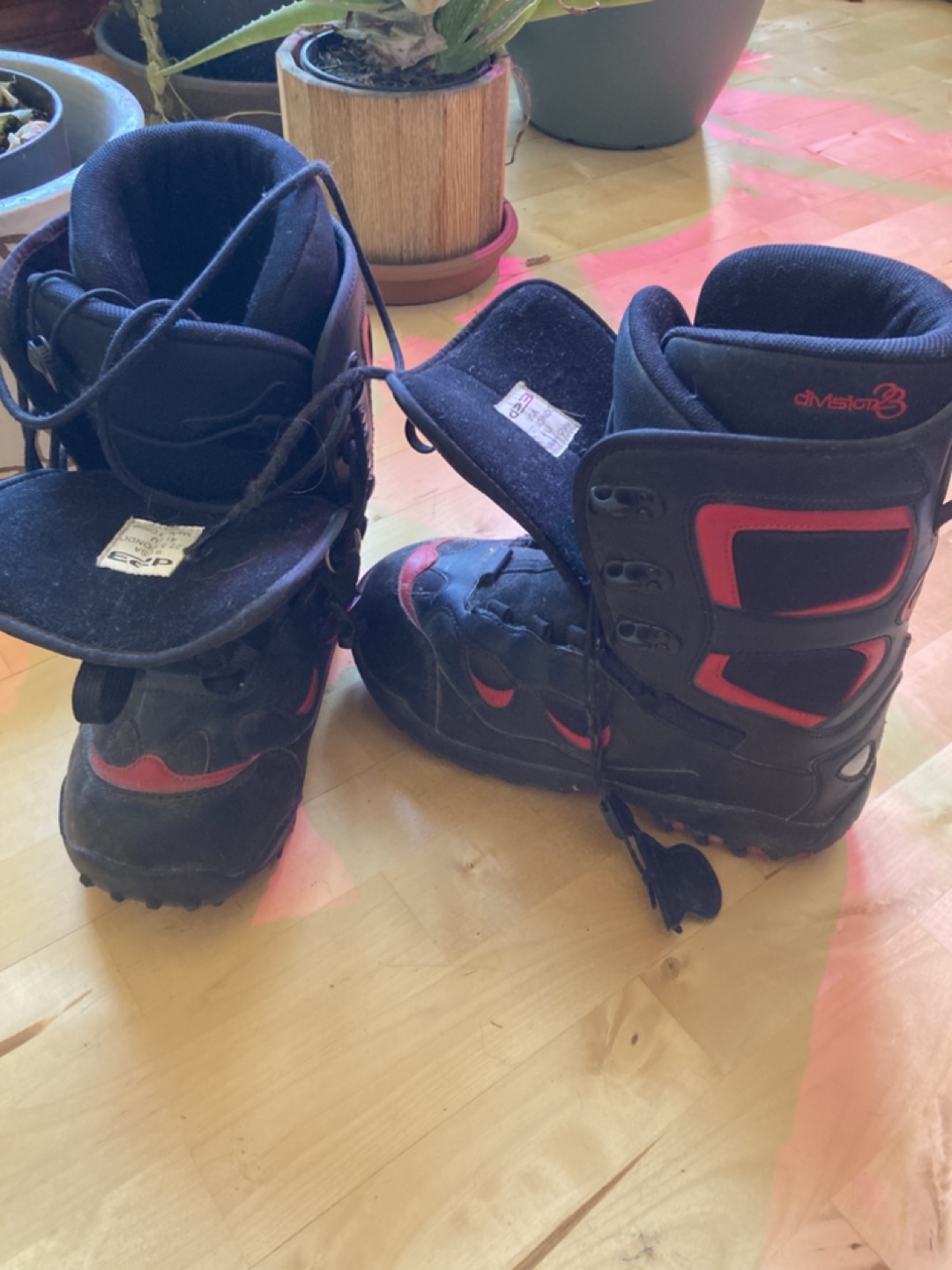 D23 Snowboard and ski Boots - Size 9 USA