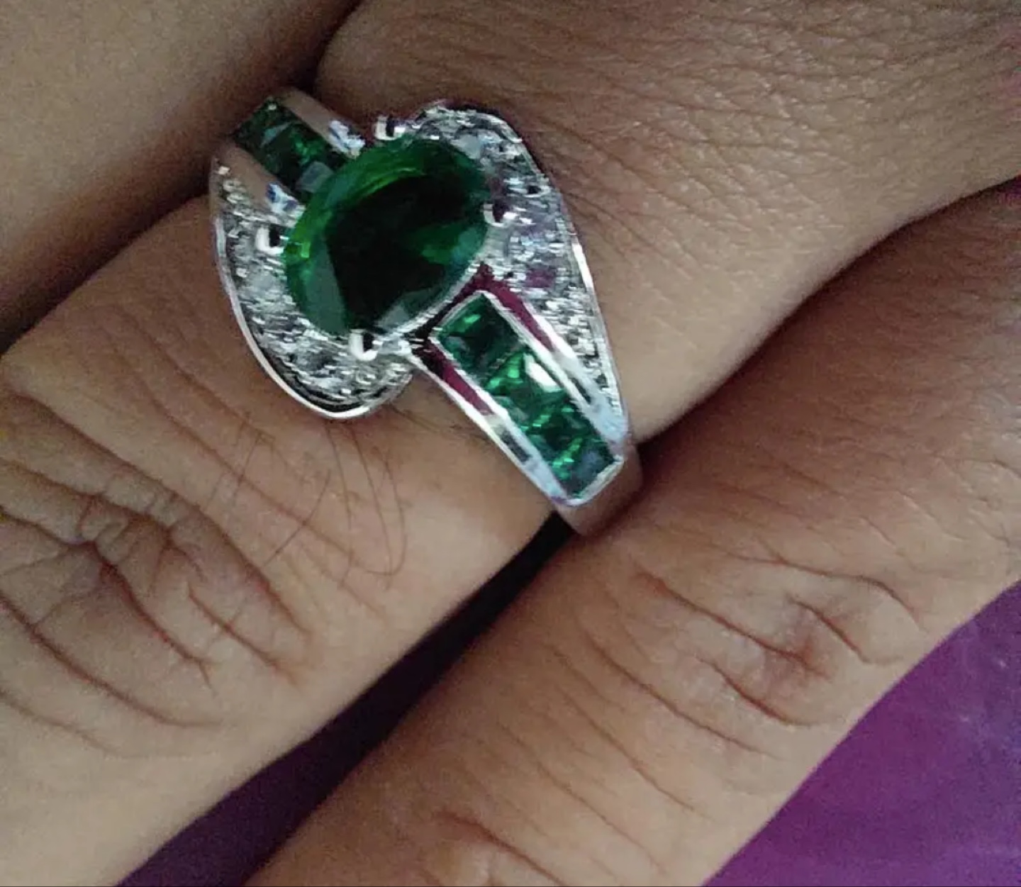 Elegant Emerald sterling silver ring