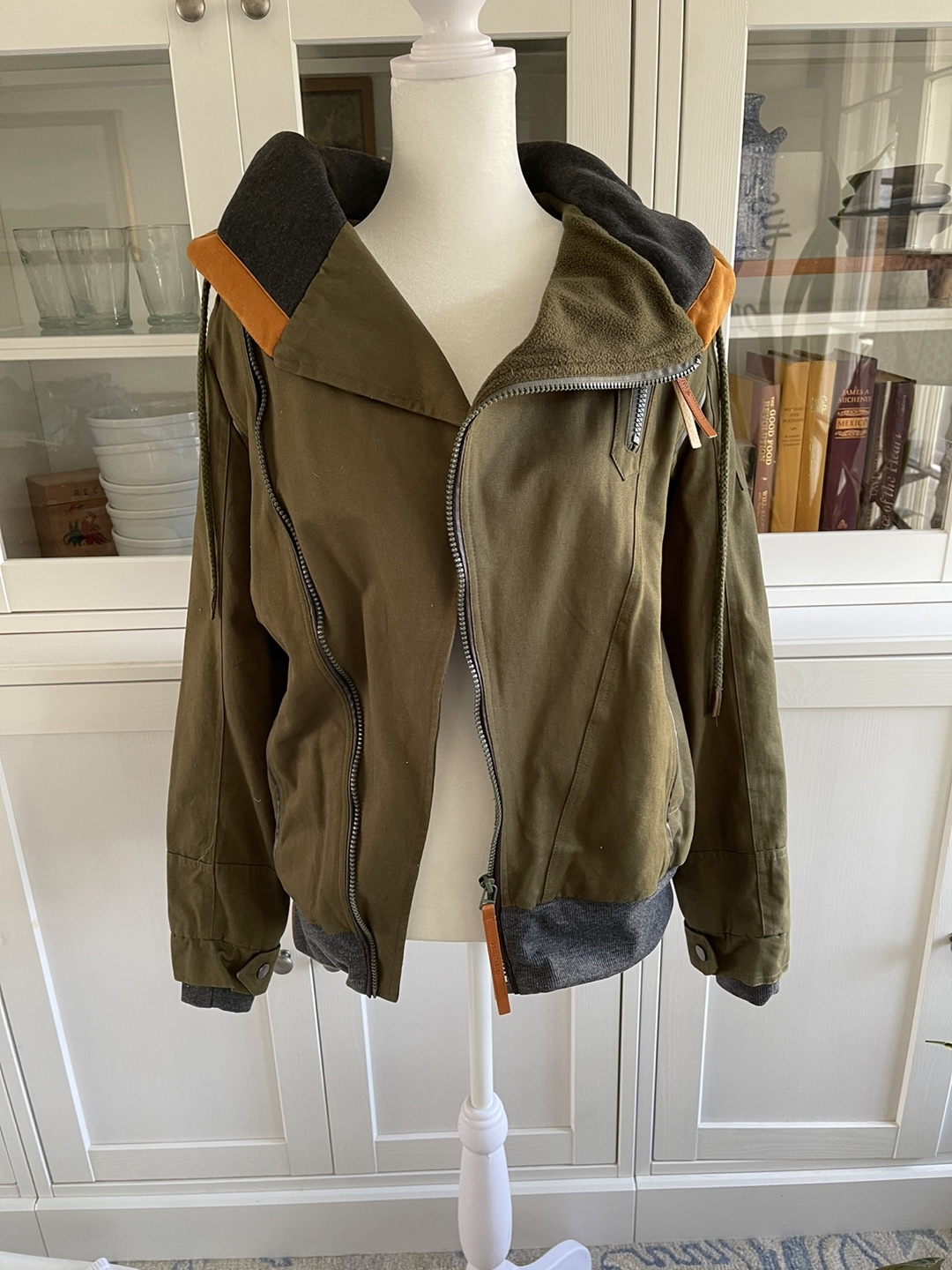Yibaihan Olive Green Hooded Jacket