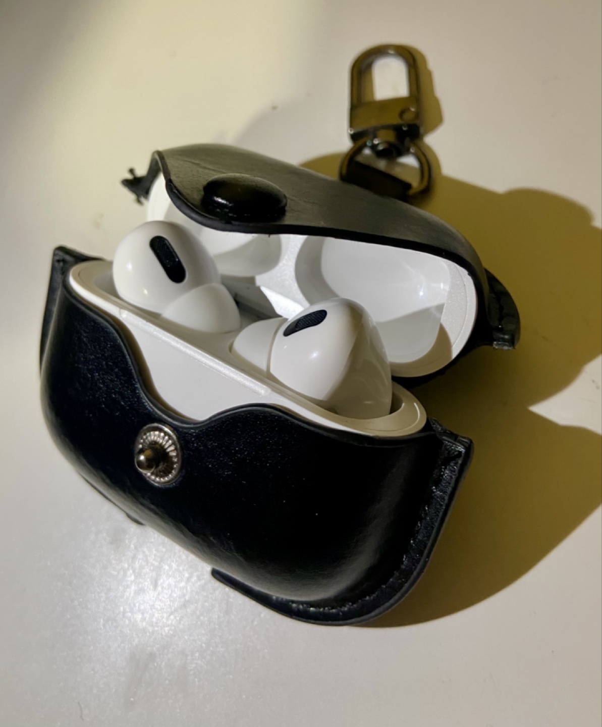 AirPods Leather Pouch with Keychain – Grab This Deal Now! 🔥 - photo 2