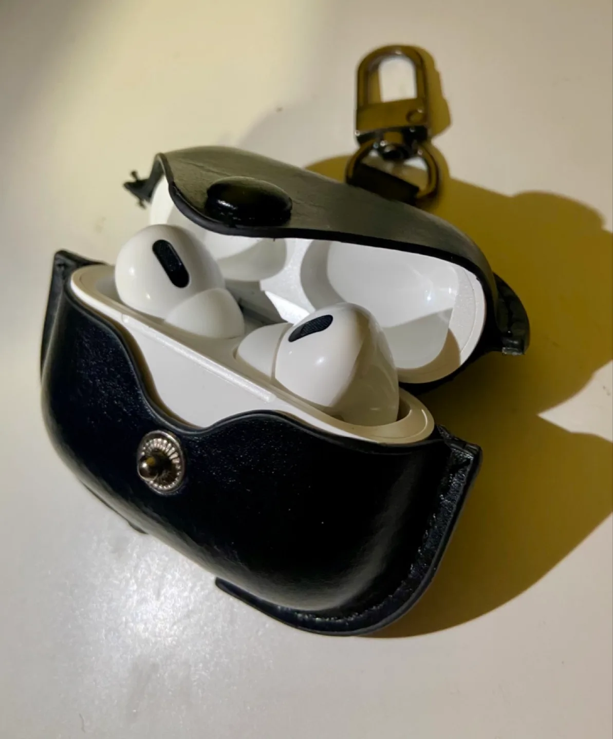 AirPods Leather Pouch with Keychain – Grab This Deal Now! 🔥 image indicator(2)