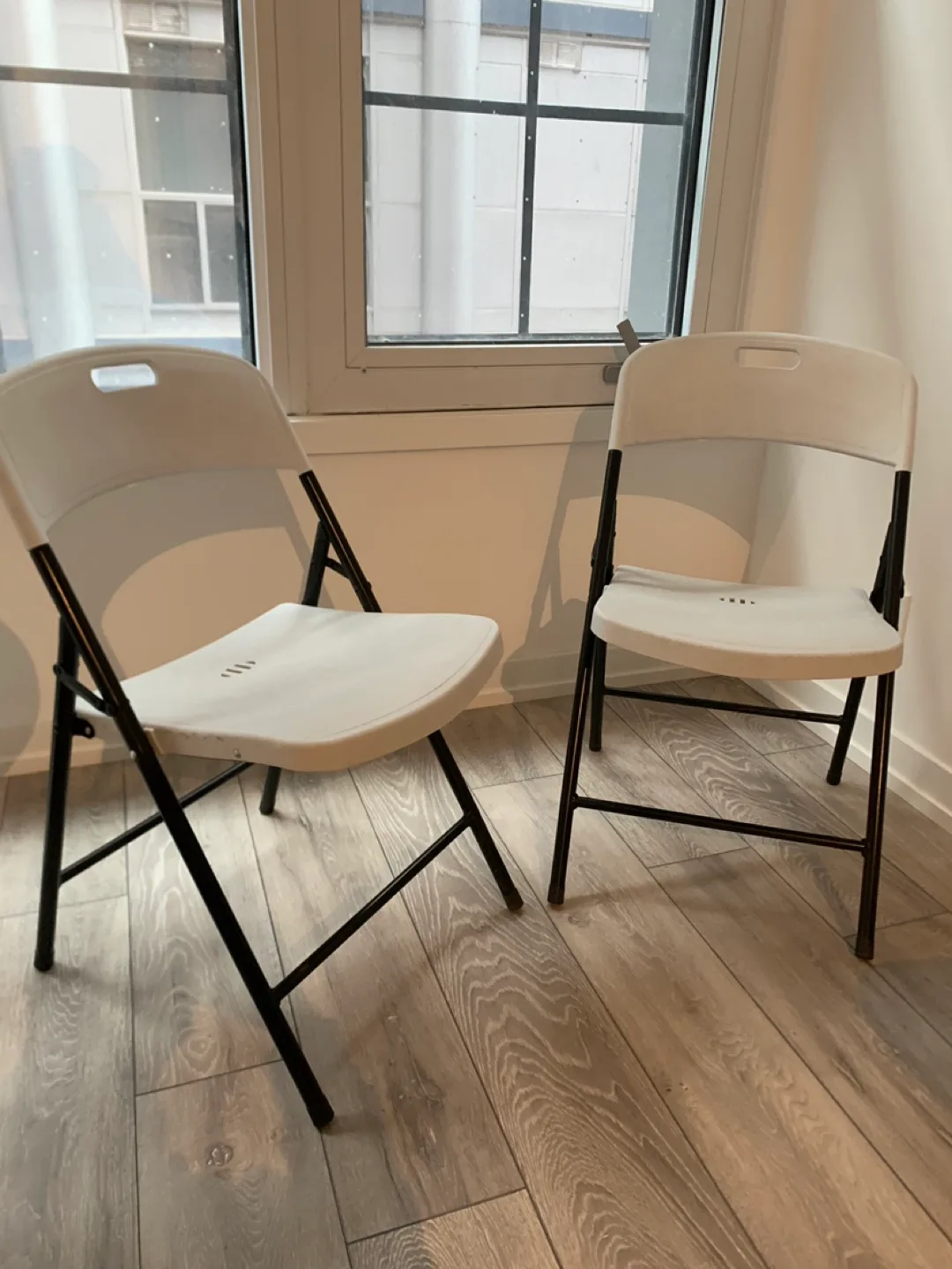💚 Pair of Portable Indoor/Outdoor White Folding Chairs 💚 thumbnail