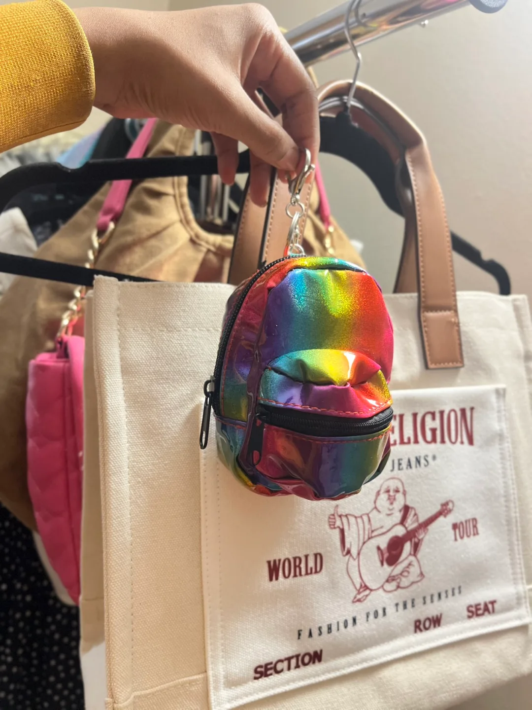 Backpack Keychain image indicator(3)