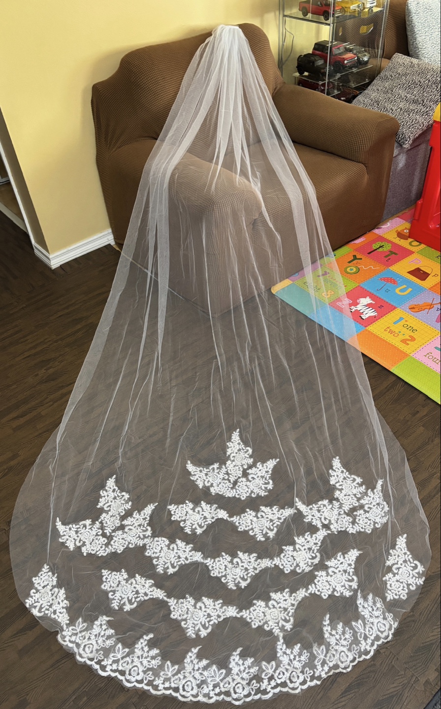 Stunning Floor Length Wedding Veil with Lace Appliqués - photo 2