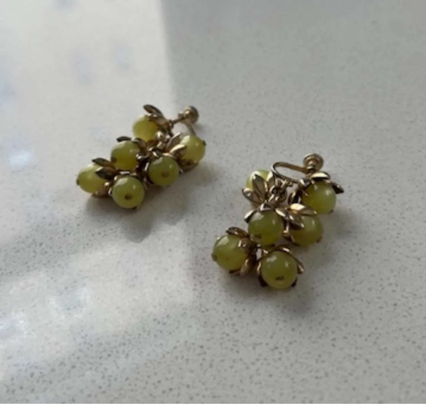Vintage Clip-On Earrings, Yellow Green Glass Beads, Gold Tone image indicator(2)