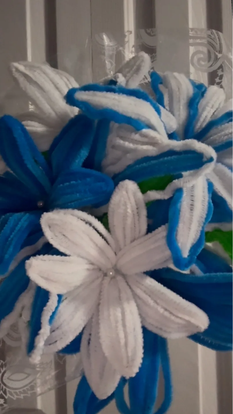 Handmade Pipe Cleaner Flower Arrangements image indicator(9)