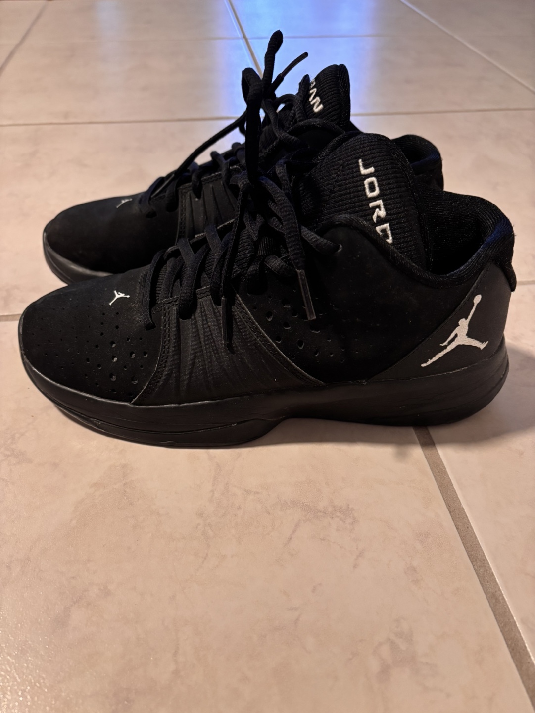 Air Jordan Boys' Basketball Shoes - Size 5.5Y - photo 2