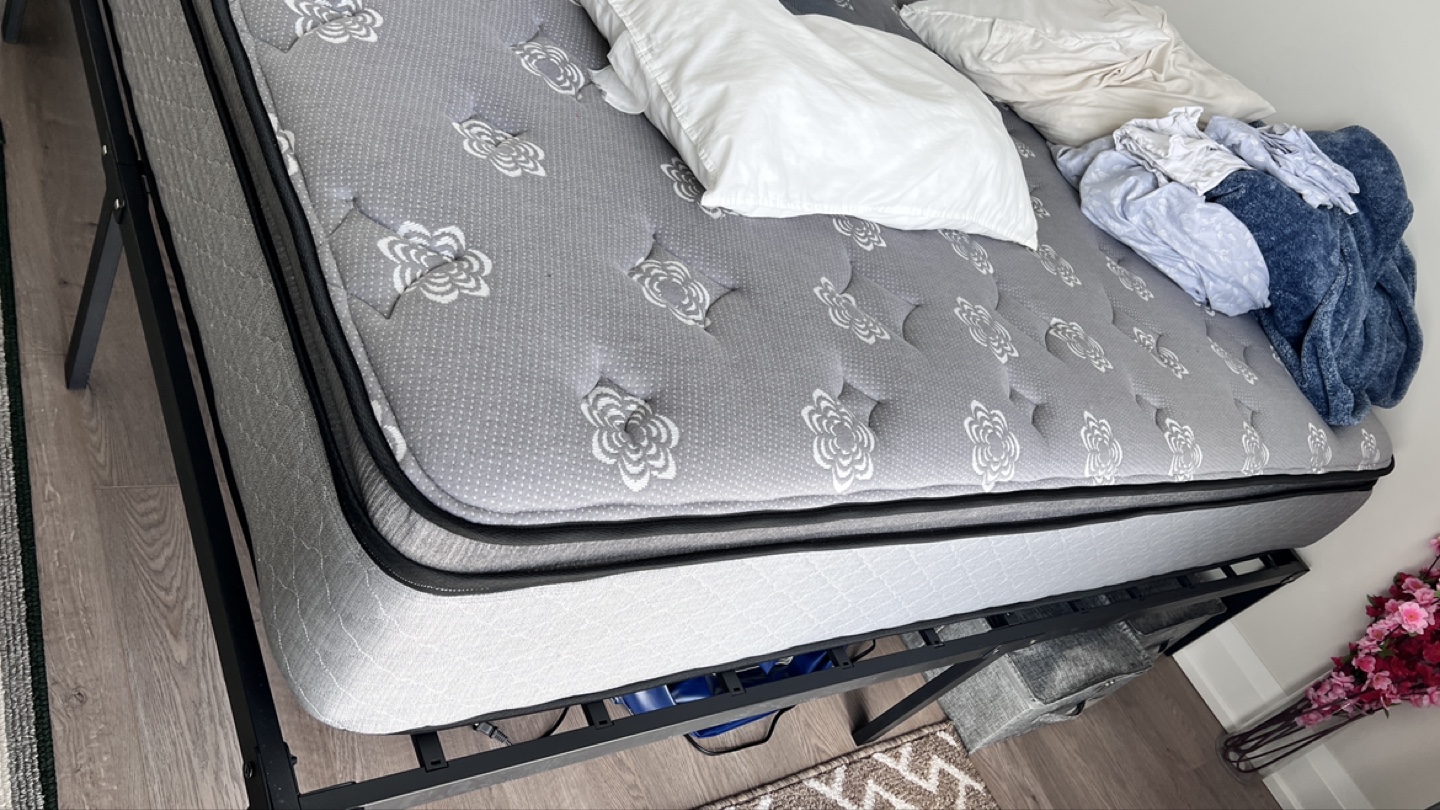 Queen Mattress 12 inch - photo 4