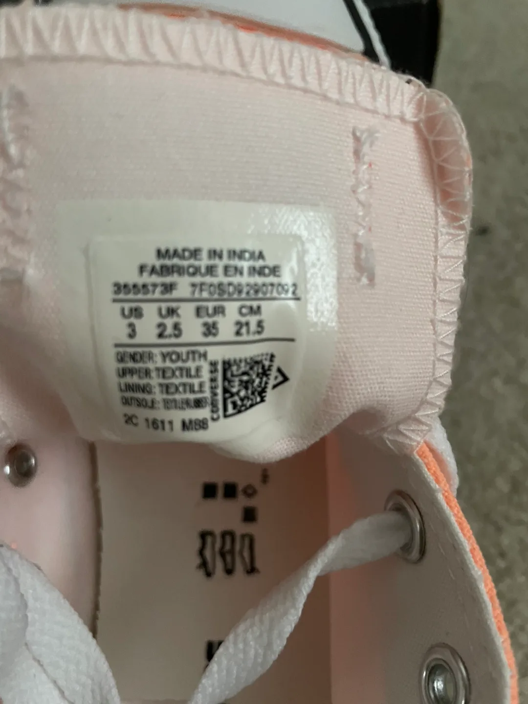 Peach Converse Chuck Taylor All Star Low Tops - Size 3 Youth image indicator(3)